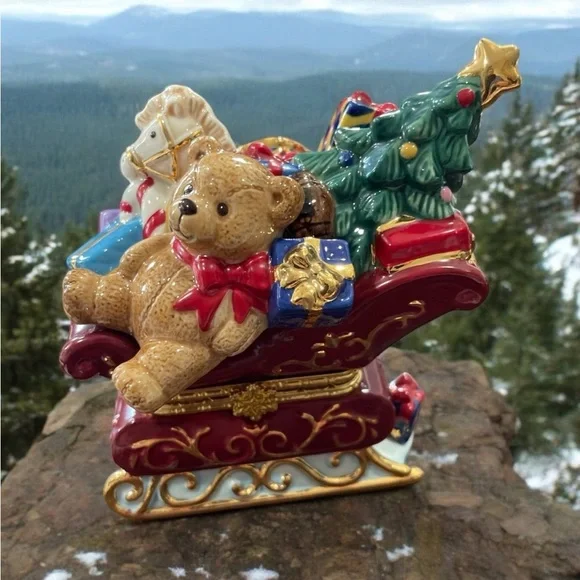 Vintage Santa's Sleigh Collectible Porcelain Trinket Box Figurine -Tree & Toys - Picture 2 of 3